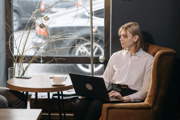 The woman is working in the Resturant on his laptop