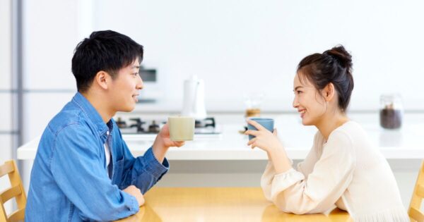 Two couples are seeing themselves drinking coffee.